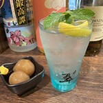 焼きとん大国  - 大国レモンサワーとお通しの玉こんにゃくの煮付けです。（2025年4月）