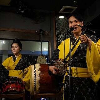 【沖縄を五感で感じる】沖縄民謡ライブを堪能！