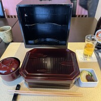 天然うなぎ しま村 - オカモチに入ってやってきます。