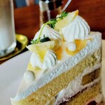 cinq - レモンのピールと丸いのはホワイトチョコでコーティングされましたアラザンだと思います