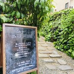 cinq - 通り過ぎ→来た道戻り→看板の店名読めず→下のスイーツメニューで「ここだ!!」と気づきますw