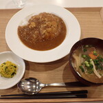 トーコーキッチン - カレー 副菜、豚汁