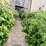 cinq - 入り口から少し奥にありちょっと隠れてる隠れ家カフェです