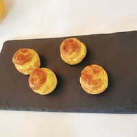 シェ・コーベ - 口取のアンチョビーシュークリームです