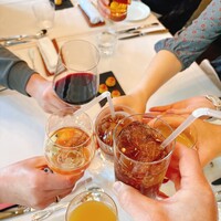 シェ・コーベ - 近くの席の家族と乾杯！