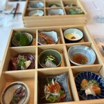 MOSS CROSS TOKYO - 開けた途端どこから食べようか？