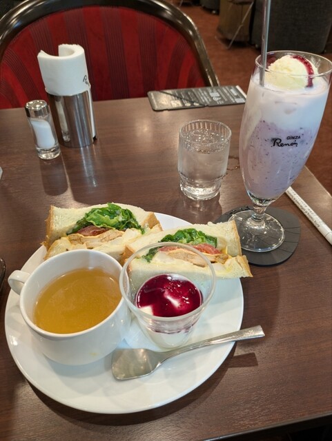 Kissa Shitsu Renoir Shinjuku Nishiguchi Esutekku Biru Ten