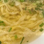 麺や 笑華 - 透き通ったスープ