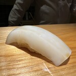 佐野鮨 - ◆スミイカ
      パキッとして歯切れもたのしいです。味も濃厚。小鯛からの食感の違いを楽しむ流れも良いですね⭐︎