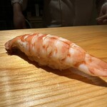 佐野鮨 - ◆車海老
      頭の味噌も尻尾も全てです。海老の尻尾の香り、頭のコクと旨味、最高です。しっかり塩味でした。