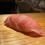 佐野鮨 - ◆大トロ（フジタ水産）
      初めて心から大トロが美味しいと思いました。大トロの脂から何故かネガティブな部分を感じることがあり得意ではなかったのですが、こんなに美味しい大トロがあるなんて。感激です。