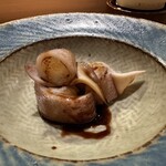 佐野鮨 - ◇子持ちヤリイカ
      たまごのプチプチモチモチ食感が楽しいです。ゲソのプリッとした食感も良いですね〜。ツメは香ばしさもあり濃厚な魚介のキャラメルソースのような味わいでした。