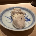 佐野鮨 - ◇鯛の白子　黒七味
      旬の最高のおつまみです。鮮度抜群でした。フグよりも澄んだ味わいが心地よく磯の上品な香りがしました。黒七味がまた美味しいのなんの。