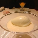 海鮮名菜　香宮 - 杏仁豆腐　牛乳のアイスをのせて
      