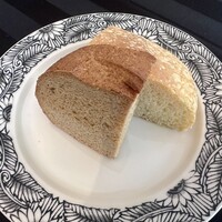 リストランテ ストラーダ - フォカッチャと全粒粉パン