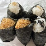 伊勢屋餅菓子店 - おにぎり〜上から時計回りに葉とうがらし2個、梅、茶めし2個