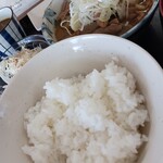 もつ煮ショップ - ご飯はどんぶりでは若干少なさを感じます！