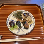 本城 - 桜鯛　おこわ蒸し　三色田楽(よもぎ麩味噌和え　豆腐きのみ和え　赤こんにゃく赤味噌和え)