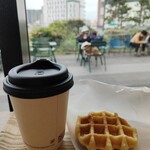 ビー ア グッド ネイバー コーヒー キオスク - 本日のホットコーヒー（Small）、ワッフル