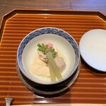 本城 - わらび信田巻き　鯛の子　里芋　桜麩　ふき