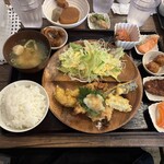 たこ焼・駄菓子 ぷるぷる - 日替わりランチ小鉢いっぱいとった後