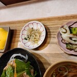 ヒトツキ - ちくわがよいお味。左端の特製豆腐は安定の美味しさです。少しだけ塩や醤油を垂らすと、仄かな甘味と調和します