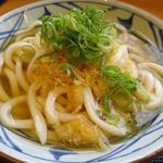 丸亀製麺 - 冷やかけ（並）、ネギと天かすはセルフサービスです