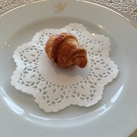 オテル・ド・ヨシノ - 前菜１　アンチョビ入りミニクロワッサン