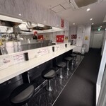 蒙古タンメン中本 - 店内の様子(カウンター席)