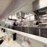 蒙古タンメン中本 - 厨房の様子