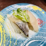 元祖寿司 - 生さば220円、コチラもネタデカめ。ちょっと水っぽいけど思ったよりフワッと柔らかで脂もしっかり乗ってる。ネギの風味もイイ。