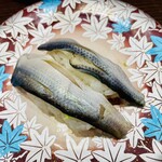 元祖寿司 - こはだ143円、ネタは長めでそこそこ肉厚。やや甘さがあり程よく酢で締まってる。