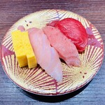 元祖寿司 - 本まぐろ三昧660円からスタート。シャリは柔ベチャめだけどマグロ赤身はねっとりして美味い。中トロは程良く脂乗ってる。大トロは更に口の中でトロける。玉子は甘くてつまみになる。