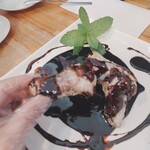 広東家庭料理おかむら - 骨ぎわが美味しい❗️手袋が付いていて手づかみで頂きます。