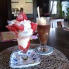 ごはんカフェ 蔵 - いちごパフェ1320円、コーヒーフロート660円（飲みかけ）