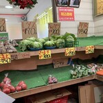 ラーメン まるとも - 野菜が売っていました。惣菜などもありましたよ