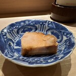 佐野鮨 - ◇あん肝
      徹底的に下拵えされてます。臭みなど皆無です。箸先でバターのよう切れる感覚があり濃厚そのもの。味付けもとても好み。