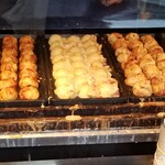 たこ焼き越前 - 調理中。