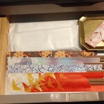 とんかつ ふじ井 - 手元の引き出しにお箸、お手拭き、楊枝