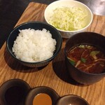 とんかつ ふじ井 - ごはん、キャベツ、赤だし