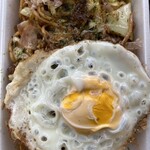 たこ焼き まるはち - 焼きそばは 豚肉とキャベツ！仕上がりに目玉焼き!!嬉しい(#^.^#)ね♪