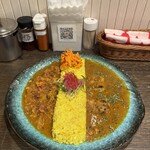 スパイシーカリーハウス半月 - チキン＋キムチポークの二種盛り('25/04/26)