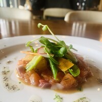 レストラン カーブドッチ - ③【前菜】
                      美雪鱒（虹鱒と雨鱒（鯇鱒）の養殖交配種）、豆のサラダ、カルダモンのドレッシング