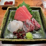 酒と肴 ててて - 造り３種を頼むと前回と同じ大体このお魚たち本マグロの脂ノリのウマさにビックリしまっせ