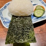 酒と肴 ててて - 女将さんの実家から送られるお米のおにぎりは女将さん自らお握り。海苔巻ききってないスタイルは好みです