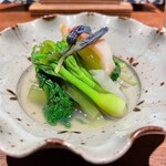 酒と肴 ててて - 上品なお出汁ツユにまずゾッコンお皿を斜めって飲み干しました北寄貝と山菜お浸し