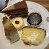 スイーツパラダイス - 手前から左に　プレーンシフォン、プチバスチー、チョコレートケーキ、プチクラシックショコラ、生パウンドケーキ