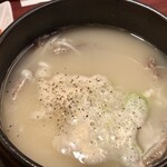 チョンギワ新館 - ソロンタン　野菜サラダと前菜３種もついてきたのですが、写真を撮り忘れてしまいました