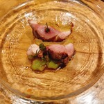 古町 千 - 黒さつま鶏のモモ肉のたたきと赤茄子