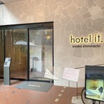 296748108 - ホテル玄関